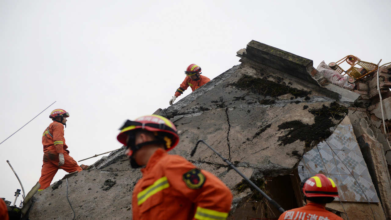 Землетрясение случаи. Пекин Китай землетрясение. Чем опасно землетрясение для людей.